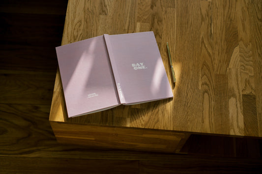 DAYONE. pink / german